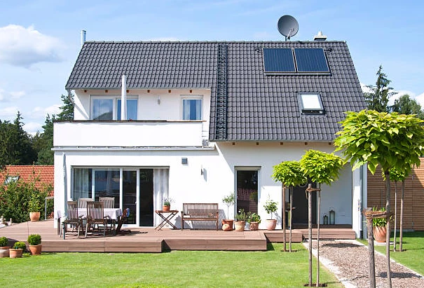 Maison neuve individuelle avec panneaux solaires.